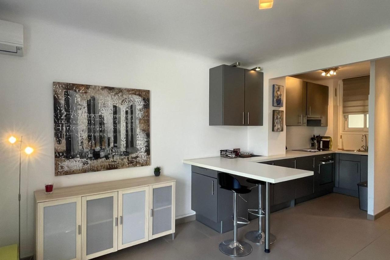 Fully Equipped Beachfront In The Heart Of The Center Apartment *